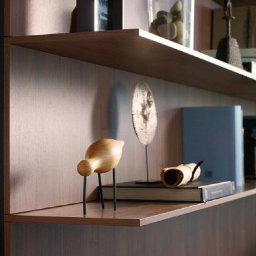 Detalle de calidad de madera de estantería de salón