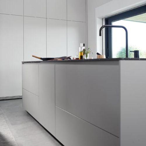 Detalle de una isla de cocina en color blanco