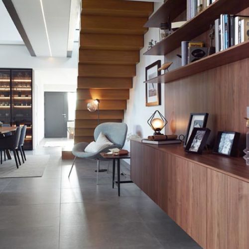 Vista de estantería colocada en una vivienda