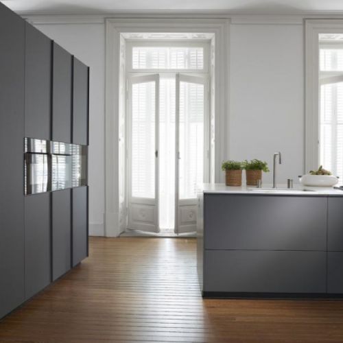 Vista lateral del armario del horno y botellero en vivienda