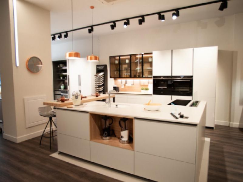 Frontal e isla de cocina completa en color blanco