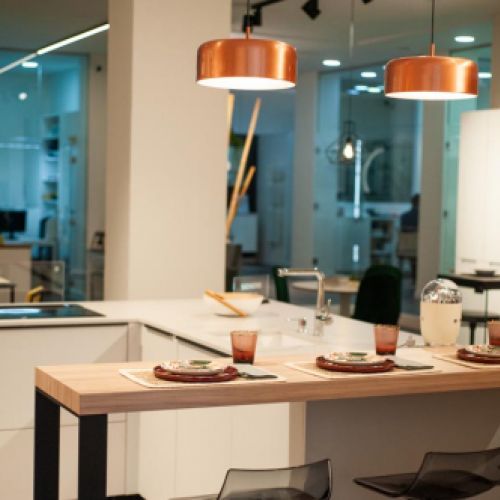 Vista de isla de cocina blanca