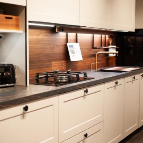 Vista detalle del frontal de cocina blanca