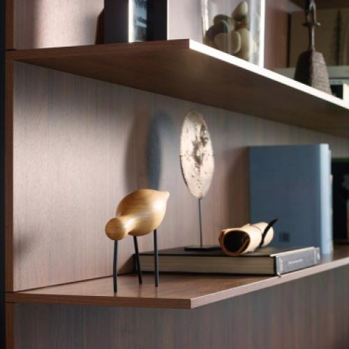 Detalle de calidad de madera de estantería de salón