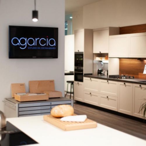 Pantalla con logotipo de la empresa