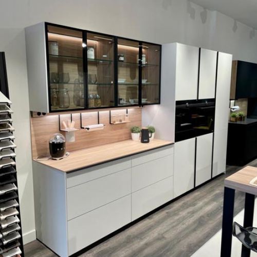 Cocina con frontal blanco