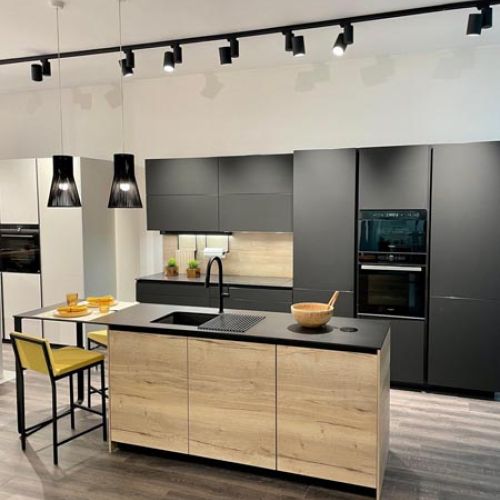 Cocina completa con acabado oscuro