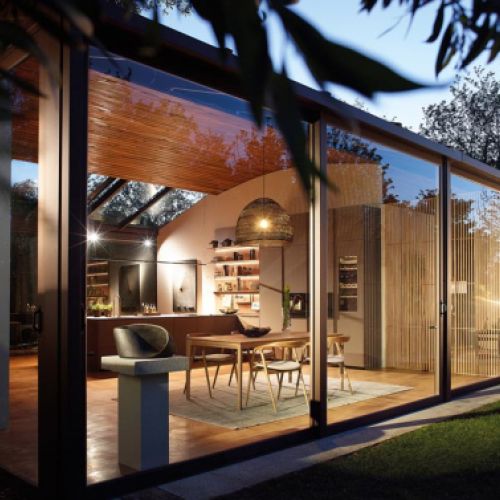 Ejemplo de cocina montada en vivienda unifamiliar visto desde el jardín