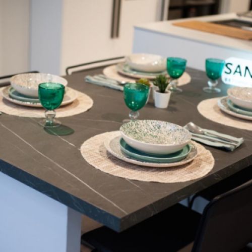 Primer plano de mesa de cocina con vajilla de ejemplo