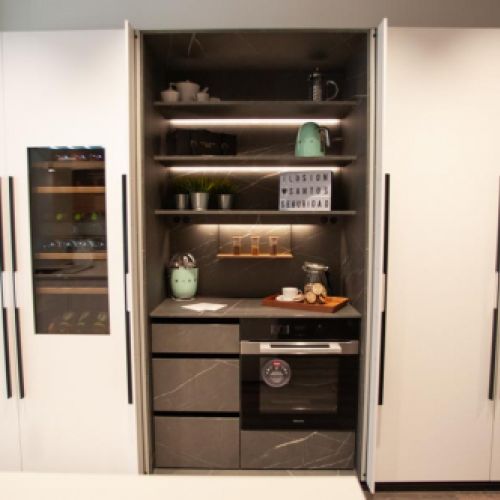 Cocina moderna con muebles en color blanco