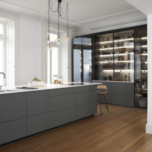 VIsta de isla y armario de cristal en vivienda