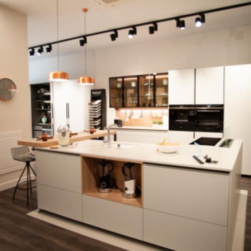 Frontal e isla de cocina completa en color blanco