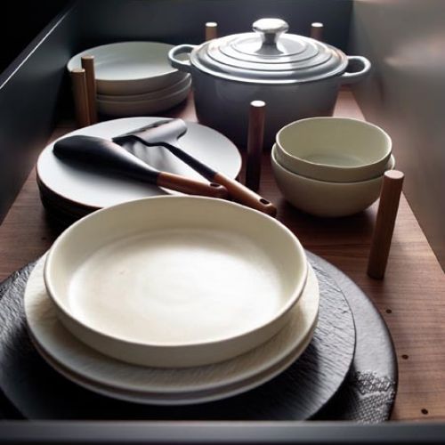 Detalle de utensilios de cocina guardados en armario